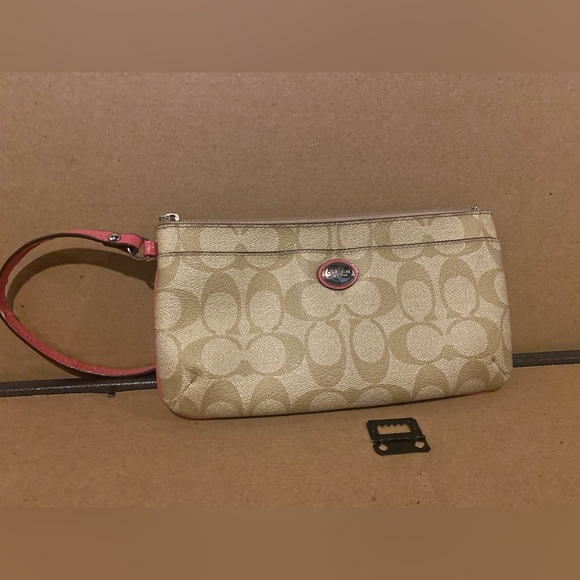 Coach Clutch - Picture 1 of 2